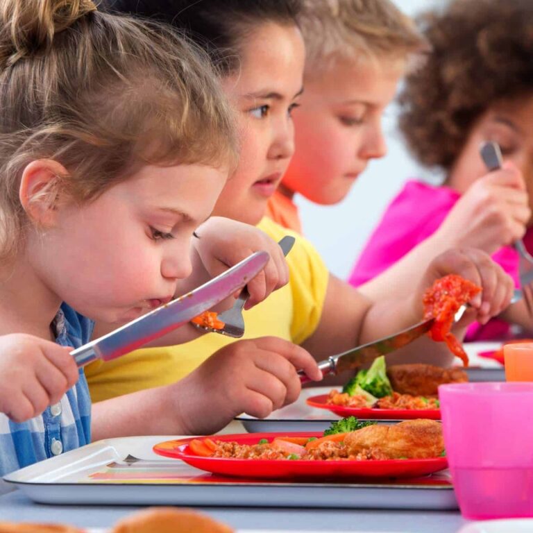 enfant-repas-ecole-cantine-cafeteria-1440×864